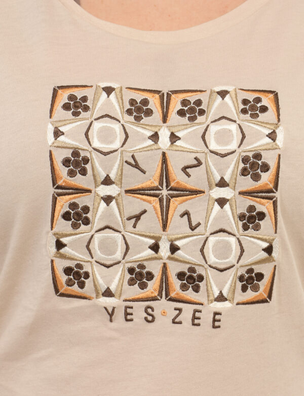 T-shirt Yes Zee Beige - T-shirt classica su base beige con stampa ricamata in tinta coordinata. La vestibilità è morbida e r