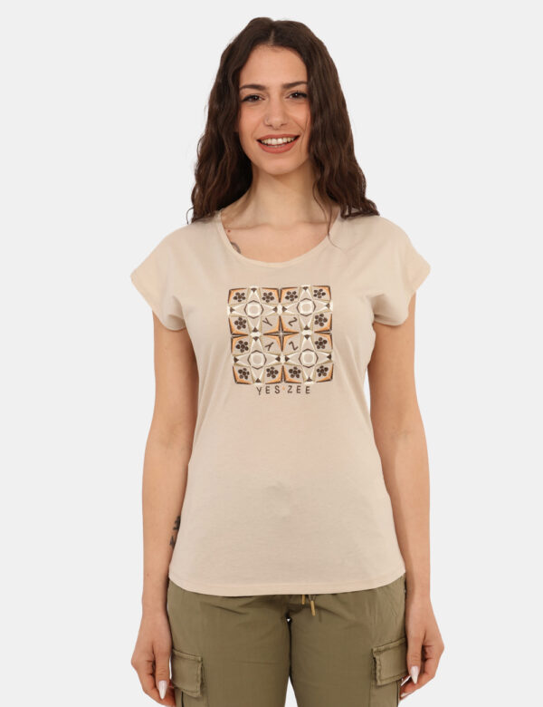 T-shirt Yes Zee Beige - T-shirt classica su base beige con stampa ricamata in tinta coordinata. La vestibilità è morbida e r
