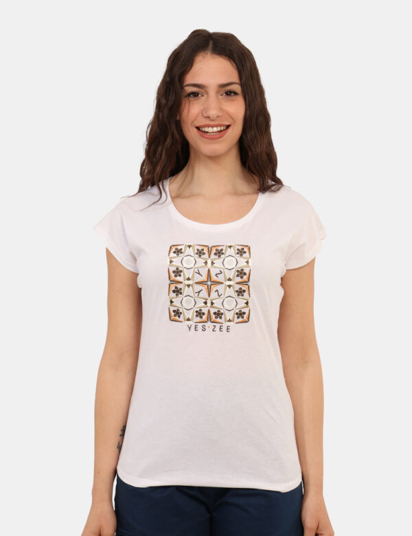 T-shirt Yes Zee Bianco - T-shirt classica su base bianco con stampa ricamata in tinta coordinata. La vestibilità è morbida e