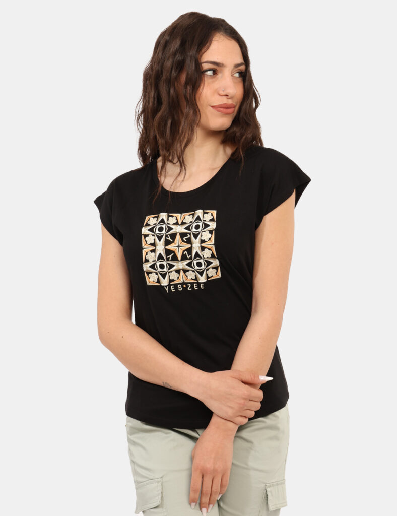 T-shirt Yes Zee Nero - T-shirt classica su base nero con stampa ricamata in tinta coordinata. La vestibilità è morbida e reg
