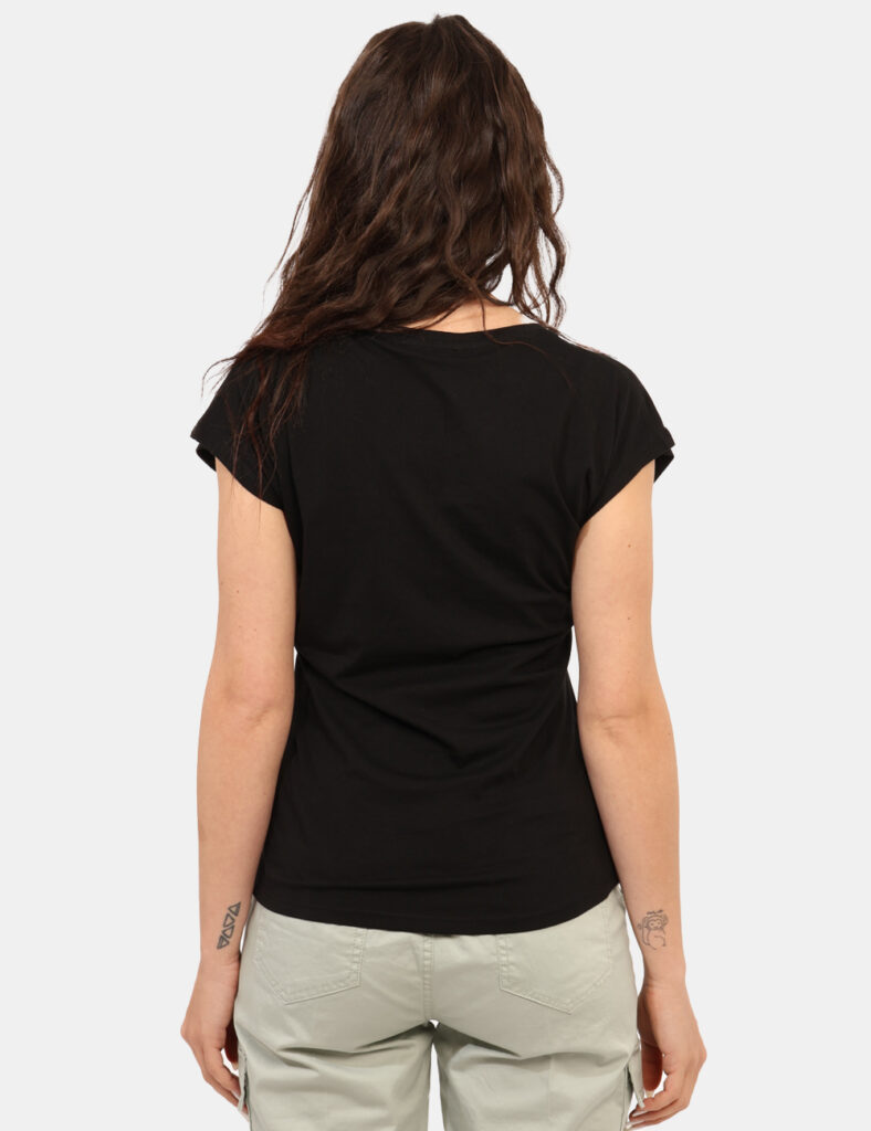 T-shirt Yes Zee Nero - T-shirt classica su base nero con stampa ricamata in tinta coordinata. La vestibilità è morbida e reg