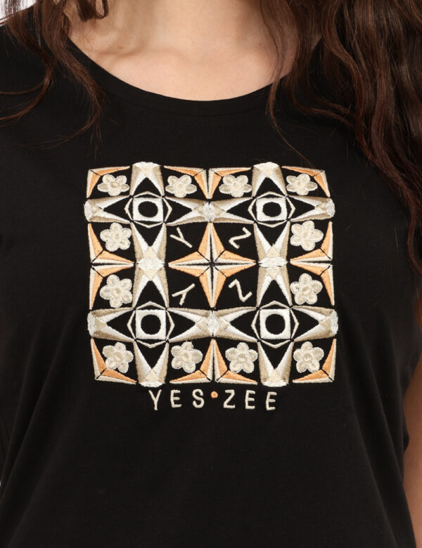 T-shirt Yes Zee Nero - T-shirt classica su base nero con stampa ricamata in tinta coordinata. La vestibilità è morbida e reg
