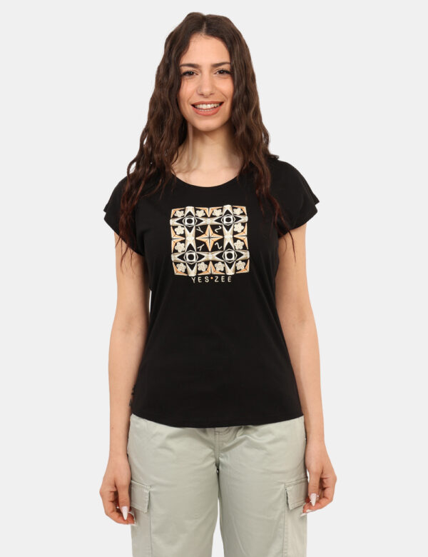 T-shirt Yes Zee Nero - T-shirt classica su base nero con stampa ricamata in tinta coordinata. La vestibilità è morbida e reg
