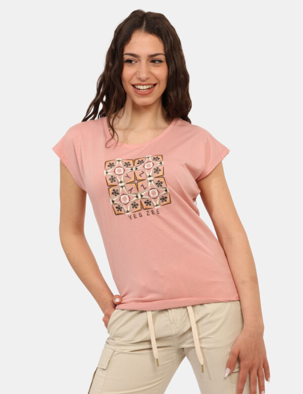 T-shirt Yes Zee Rosa - T-shirt classica su base rosa con stampa ricamata in tinta coordinata. La vestibilità è morbida e reg