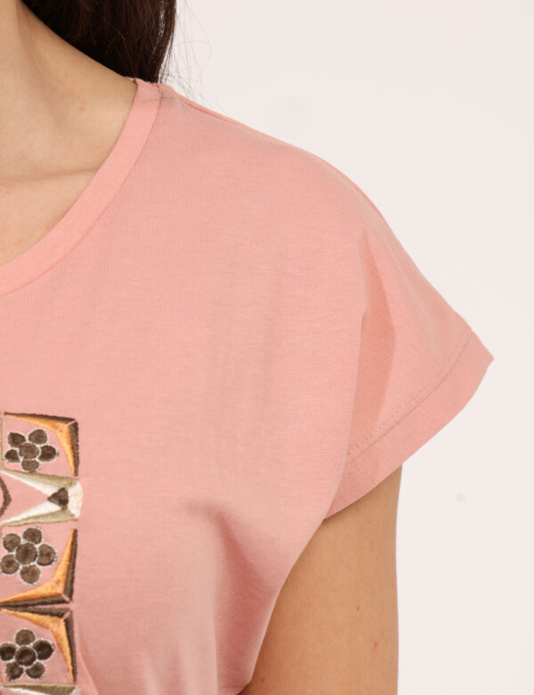 T-shirt Yes Zee Rosa - T-shirt classica su base rosa con stampa ricamata in tinta coordinata. La vestibilità è morbida e reg