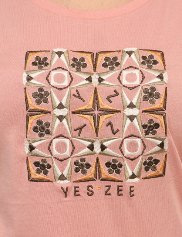 T-shirt Yes Zee Rosa - T-shirt classica su base rosa con stampa ricamata in tinta coordinata. La vestibilità è morbida e reg