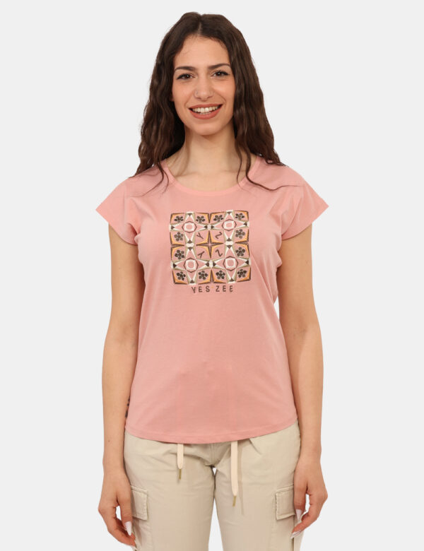 T-shirt Yes Zee Rosa - T-shirt classica su base rosa con stampa ricamata in tinta coordinata. La vestibilità è morbida e reg