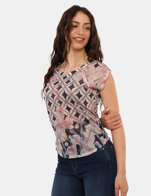 Top Yes Zee Fantasia - Top leggero, a giromanica, su base velata in tonalità tendente al rosa e blu. La vestibilità è morbid