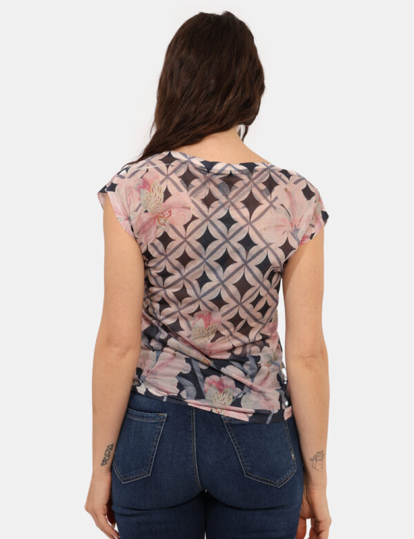 Top Yes Zee Fantasia - Top leggero, a giromanica, su base velata in tonalità tendente al rosa e blu. La vestibilità è morbid