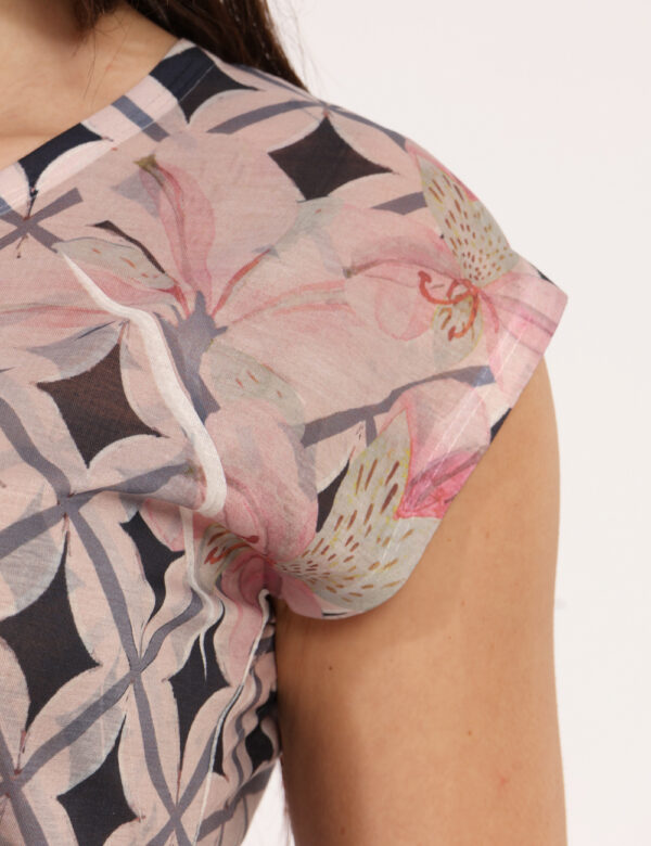 Top Yes Zee Fantasia - Top leggero, a giromanica, su base velata in tonalità tendente al rosa e blu. La vestibilità è morbid