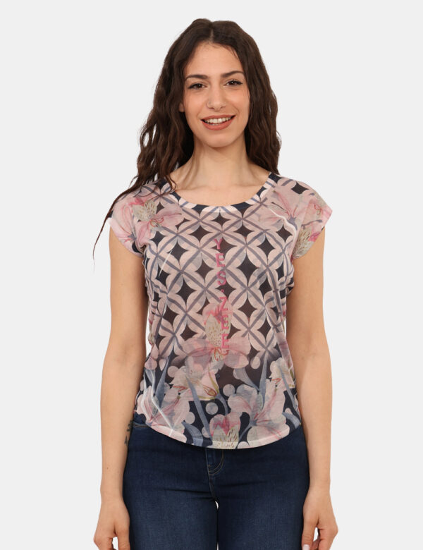 Top Yes Zee Fantasia - Top leggero, a giromanica, su base velata in tonalità tendente al rosa e blu. La vestibilità è morbid