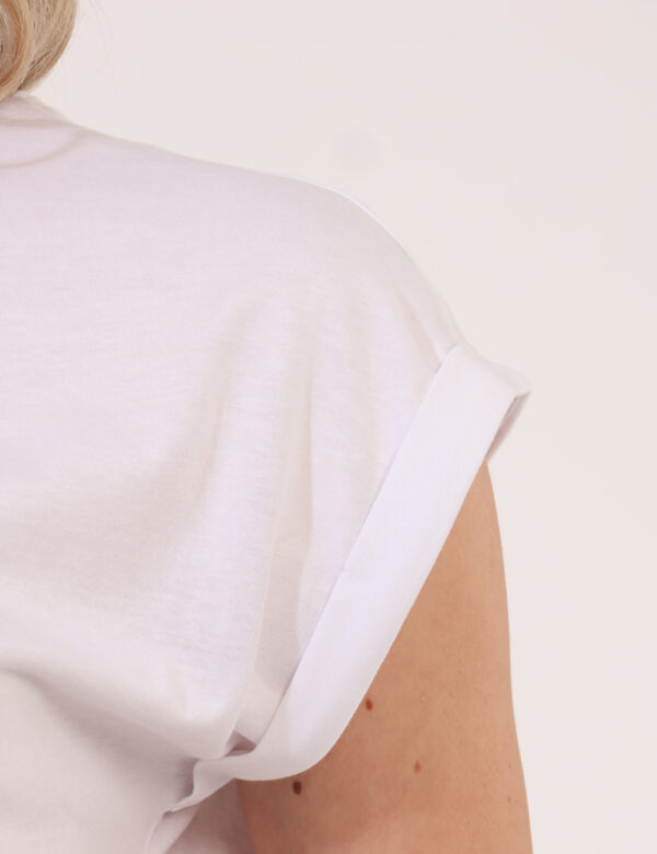 T-shirt Yes Zee Bianco - T-shirt classica su base bianca con stampa floreale glitterata. La vestibilità è morbida e regolare