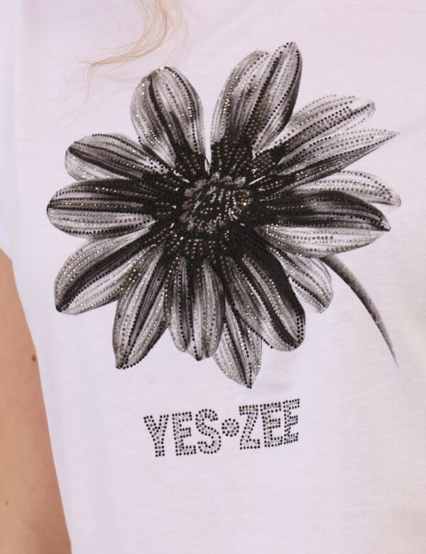 T-shirt Yes Zee Bianco - T-shirt classica su base bianca con stampa floreale glitterata. La vestibilità è morbida e regolare