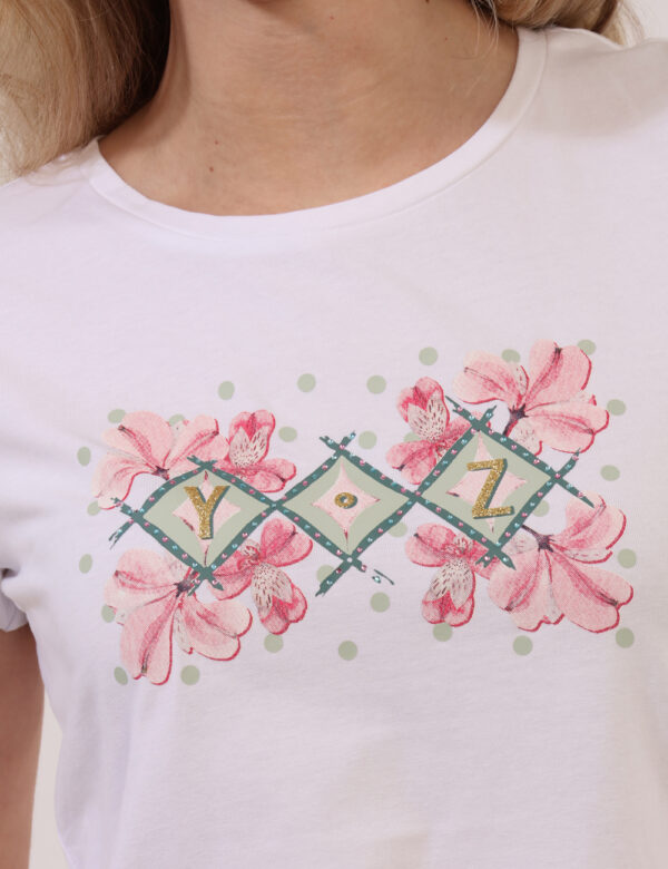 T-shirt Yes Zee Bianco - T-shirt classica su base bianca con stampa floreale coordinata e arricchita da glitter. La vestibil