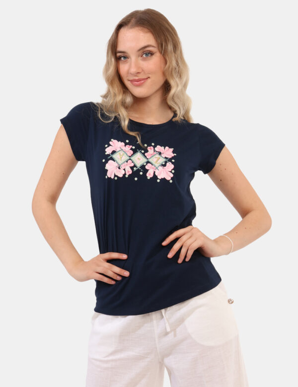 T-shirt Yes Zee Blu - T-shirt classica su base blu con stampa floreale coordinata e arricchita da glitter. La vestibilità è