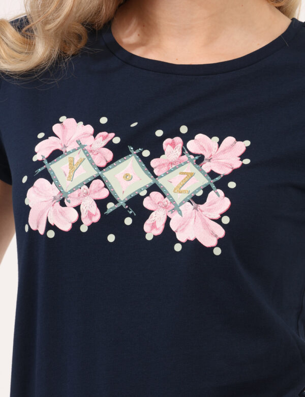 T-shirt Yes Zee Blu - T-shirt classica su base blu con stampa floreale coordinata e arricchita da glitter. La vestibilità è