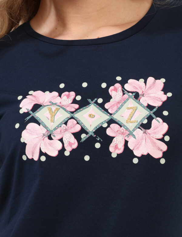 T-shirt Yes Zee Blu - T-shirt classica su base blu con stampa floreale coordinata e arricchita da glitter. La vestibilità è