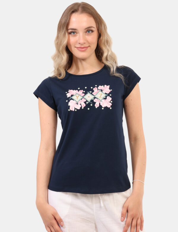 T-shirt Yes Zee Blu - T-shirt classica su base blu con stampa floreale coordinata e arricchita da glitter. La vestibilità è