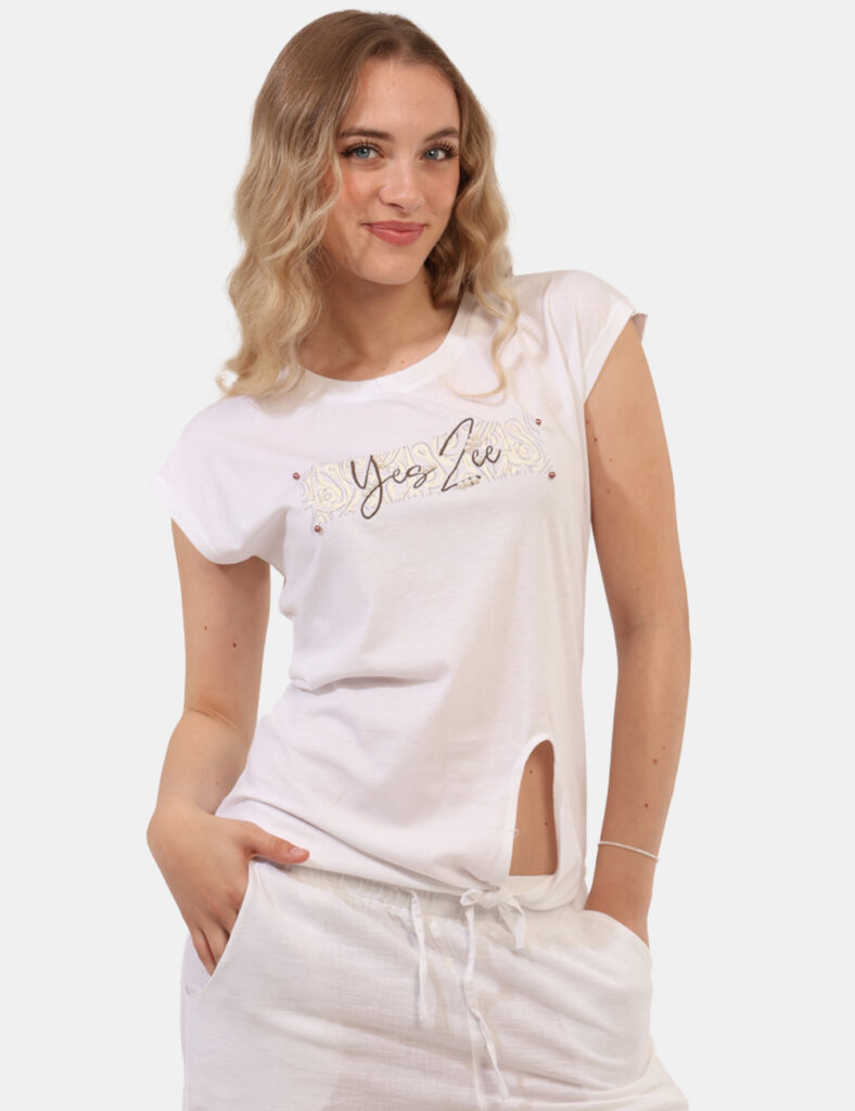 T-shirt Yes Zee Bianco - T-shirt classica su base bianca con stampa coordinata arricchita da perline più nodo in girovita. L