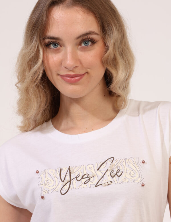 T-shirt Yes Zee Bianco - T-shirt classica su base bianca con stampa coordinata arricchita da perline più nodo in girovita. L