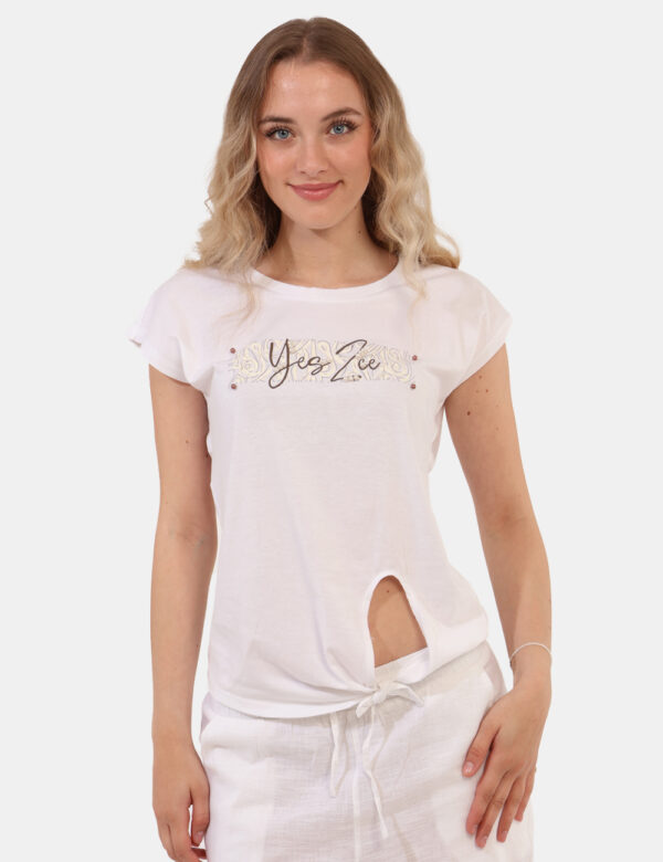 T-shirt Yes Zee Bianco - T-shirt classica su base bianca con stampa coordinata arricchita da perline più nodo in girovita. L