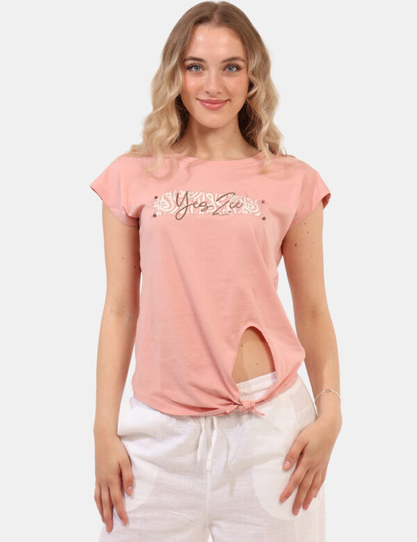 T-shirt Yes Zee Rosa - T-shirt classica su base rosa con stampa coordinata arricchita da perline più nodo in girovita. La ve