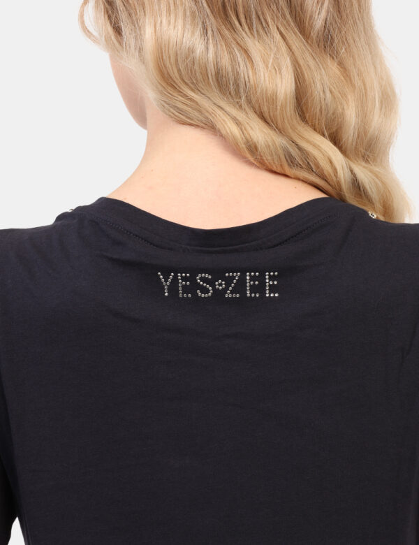 T-shirt Yes Zee Blu - T-shirt classica in total blu con girocollo evidenziato da pietrine luminose. La vestibilità è morbida