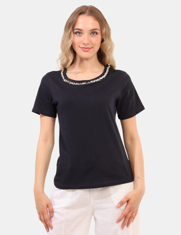 T-shirt Yes Zee Blu - T-shirt classica in total blu con girocollo evidenziato da pietrine luminose. La vestibilità è morbida