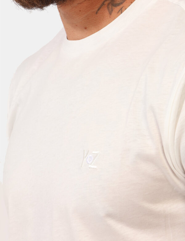 T-shirt Yes Zee Bianco - T-shirt classica in total bianco con logo brand ricamato ad altezza cuore in tono su tono. La vesti