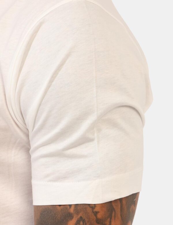 T-shirt Yes Zee Bianco - T-shirt classica in total bianco con logo brand ricamato ad altezza cuore in tono su tono. La vesti