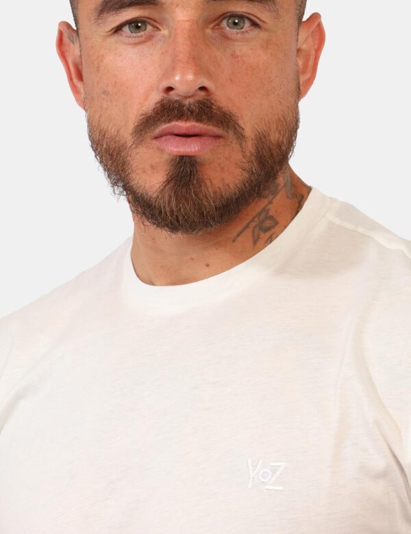 T-shirt Yes Zee Bianco - T-shirt classica in total bianco con logo brand ricamato ad altezza cuore in tono su tono. La vesti