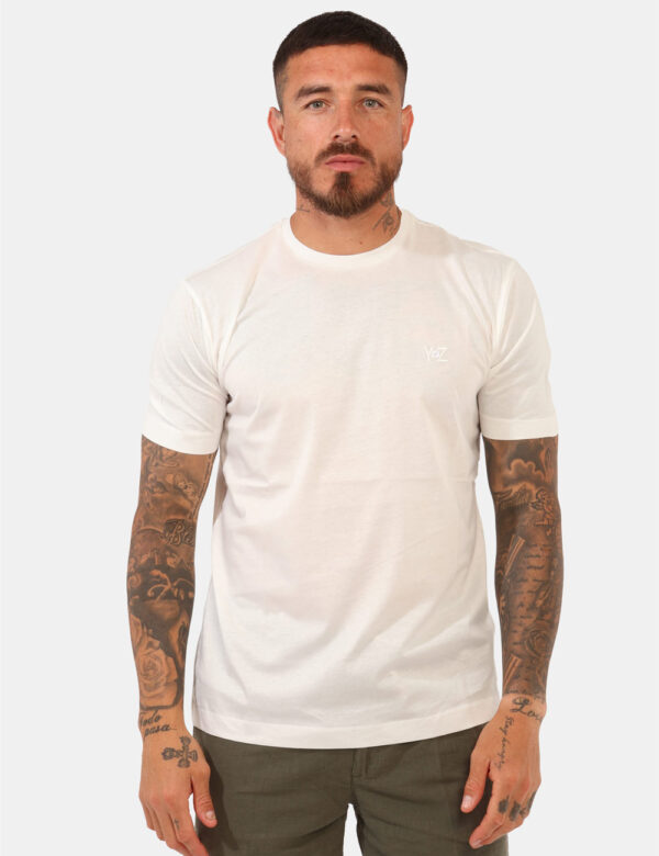 T-shirt Yes Zee Bianco - T-shirt classica in total bianco con logo brand ricamato ad altezza cuore in tono su tono. La vesti