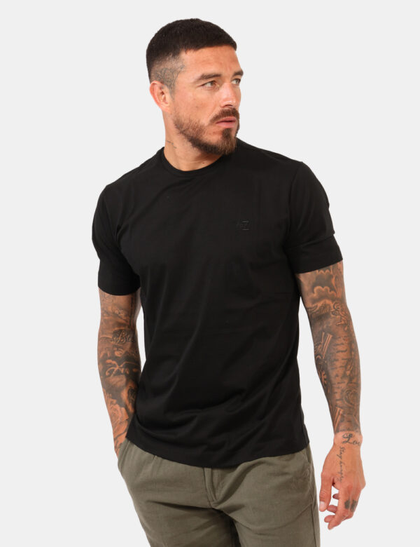 T-shirt Yes Zee Nero - T-shirt classica in total nero con logo brand ricamato ad altezza cuore in tono su tono. La vestibili