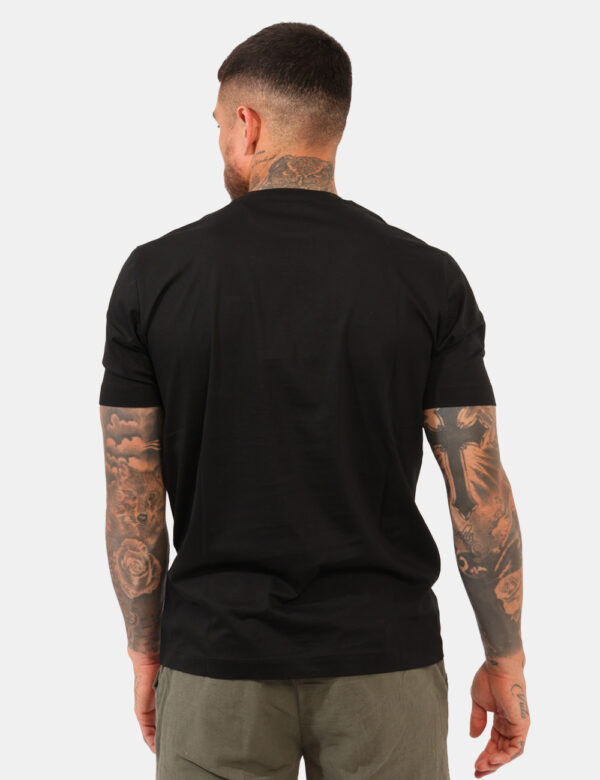 T-shirt Yes Zee Nero - T-shirt classica in total nero con logo brand ricamato ad altezza cuore in tono su tono. La vestibili