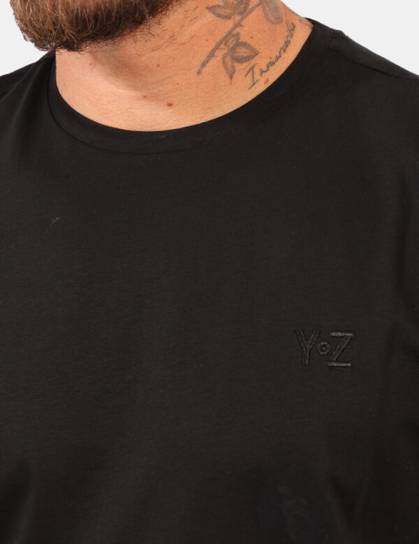 T-shirt Yes Zee Nero - T-shirt classica in total nero con logo brand ricamato ad altezza cuore in tono su tono. La vestibili