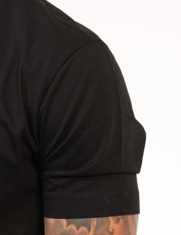 T-shirt Yes Zee Nero - T-shirt classica in total nero con logo brand ricamato ad altezza cuore in tono su tono. La vestibili