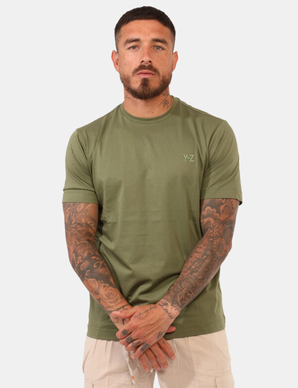 T-shirt Yes Zee Verde - T-shirt classica in total verde militare con logo brand ricamato ad altezza cuore in tono su tono. L