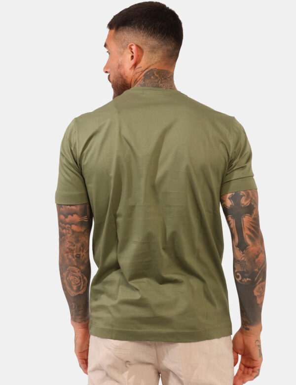T-shirt Yes Zee Verde - T-shirt classica in total verde militare con logo brand ricamato ad altezza cuore in tono su tono. L