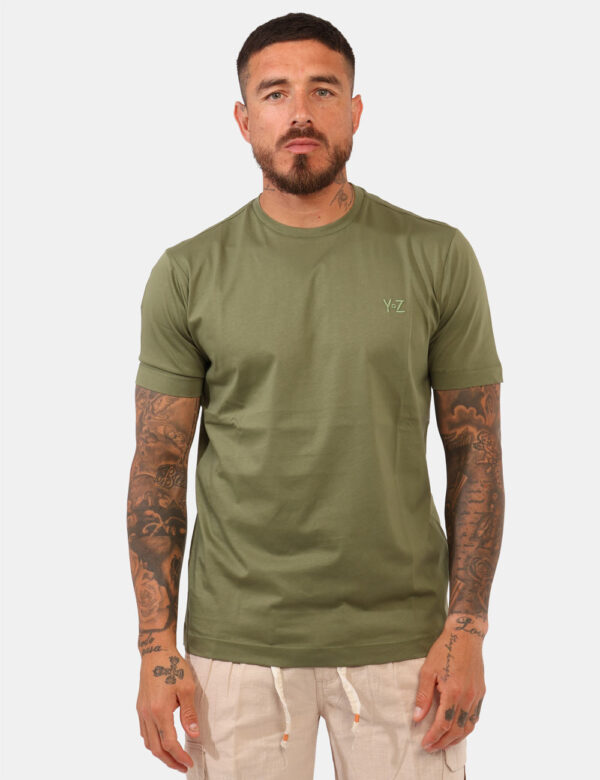T-shirt Yes Zee Verde - T-shirt classica in total verde militare con logo brand ricamato ad altezza cuore in tono su tono. L