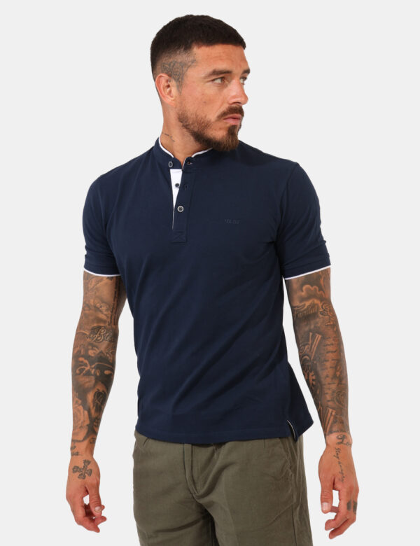 Polo Yes Zee Blu - Polo classica in total blu navy con profilo maniche e girocollo in bianco. La vestibilità è morbida e pra