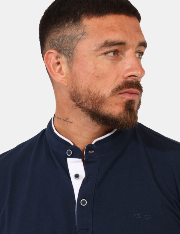 Polo Yes Zee Blu - Polo classica in total blu navy con profilo maniche e girocollo in bianco. La vestibilità è morbida e pra