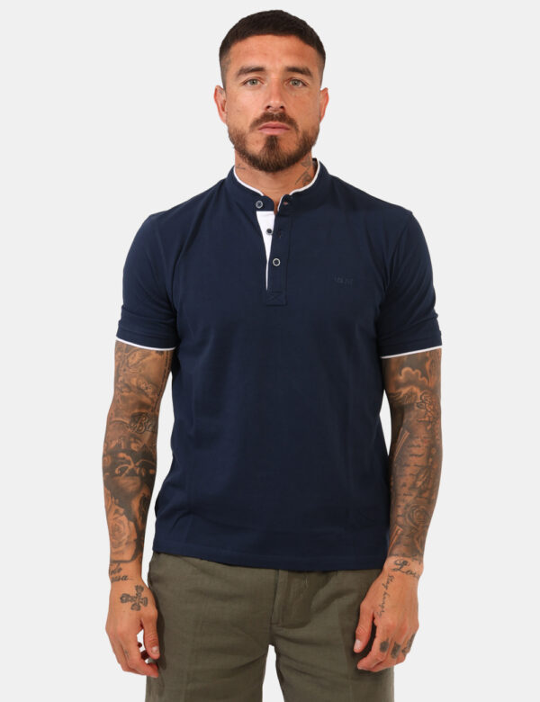 Polo Yes Zee Blu - Polo classica in total blu navy con profilo maniche e girocollo in bianco. La vestibilità è morbida e pra