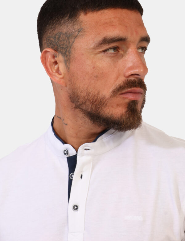 Polo Yes Zee Bianco - Polo classica in total bianco con profilo maniche e girocollo in blu. La vestibilità è morbida e prati