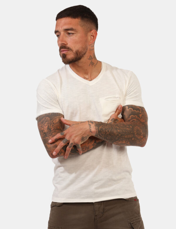 T-shirt Yes Zee Bianco - T-shirt classica in total bianco gesso con piccolo taschino a taglio ad altezza cuore. La vestibili