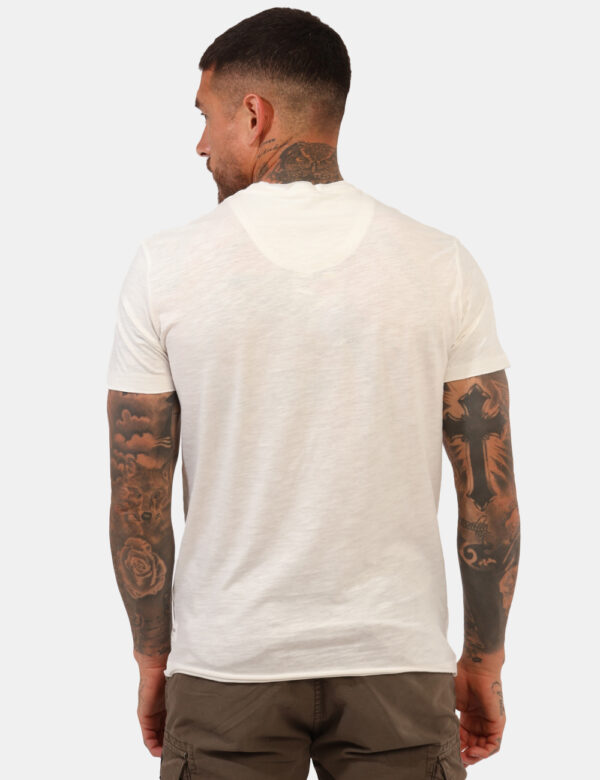 T-shirt Yes Zee Bianco - T-shirt classica in total bianco gesso con piccolo taschino a taglio ad altezza cuore. La vestibili