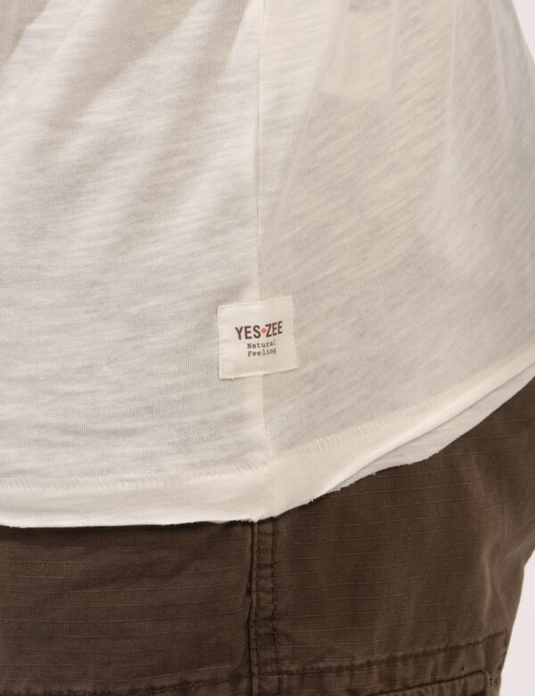T-shirt Yes Zee Bianco - T-shirt classica in total bianco gesso con piccolo taschino a taglio ad altezza cuore. La vestibili
