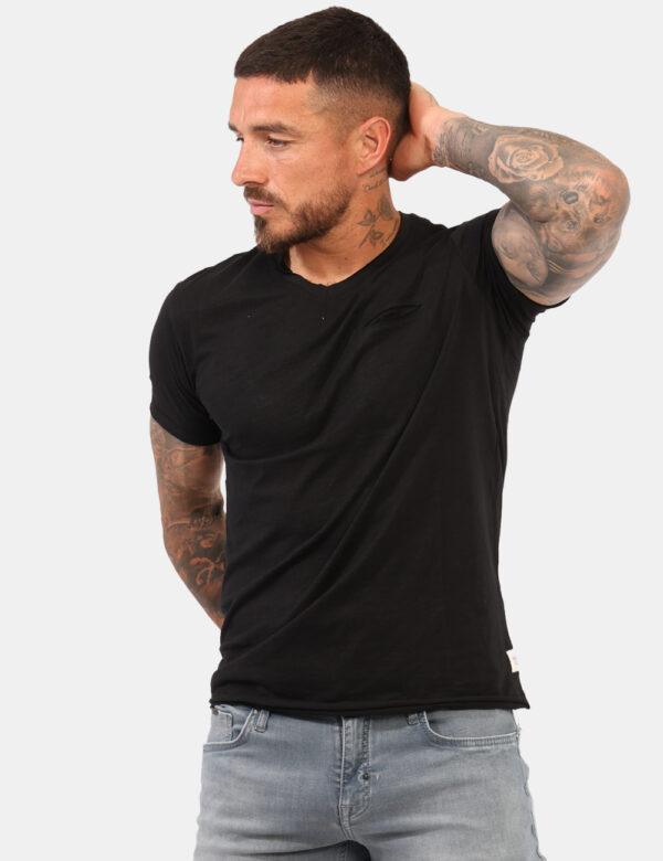 T-shirt Yes Zee Nero - T-shirt classica in total nero con piccolo taschino a taglio ad altezza cuore. La vestibilità è morbi