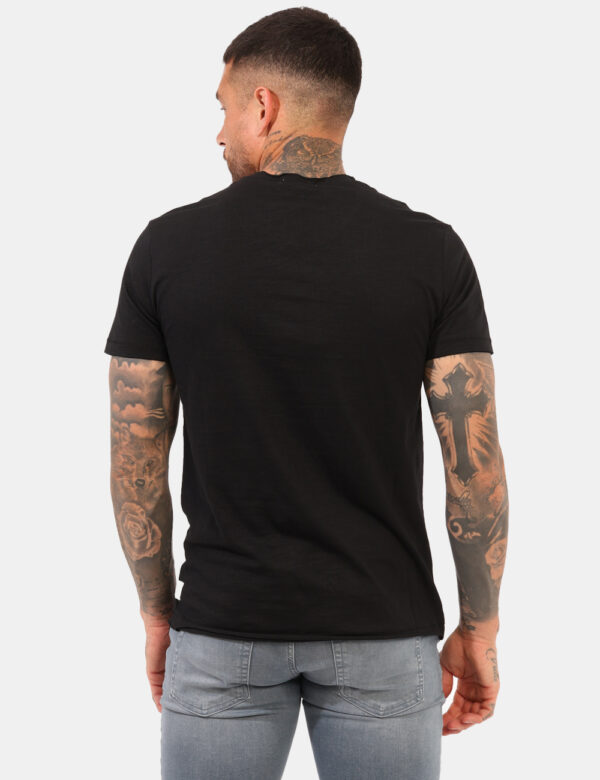 T-shirt Yes Zee Nero - T-shirt classica in total nero con piccolo taschino a taglio ad altezza cuore. La vestibilità è morbi
