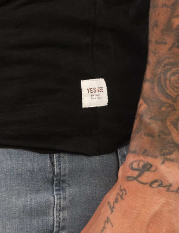 T-shirt Yes Zee Nero - T-shirt classica in total nero con piccolo taschino a taglio ad altezza cuore. La vestibilità è morbi