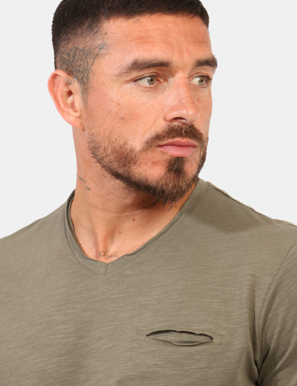 T-shirt Yes Zee Verde - T-shirt classica in total verde militare con piccolo taschino a taglio ad altezza cuore. La vestibil